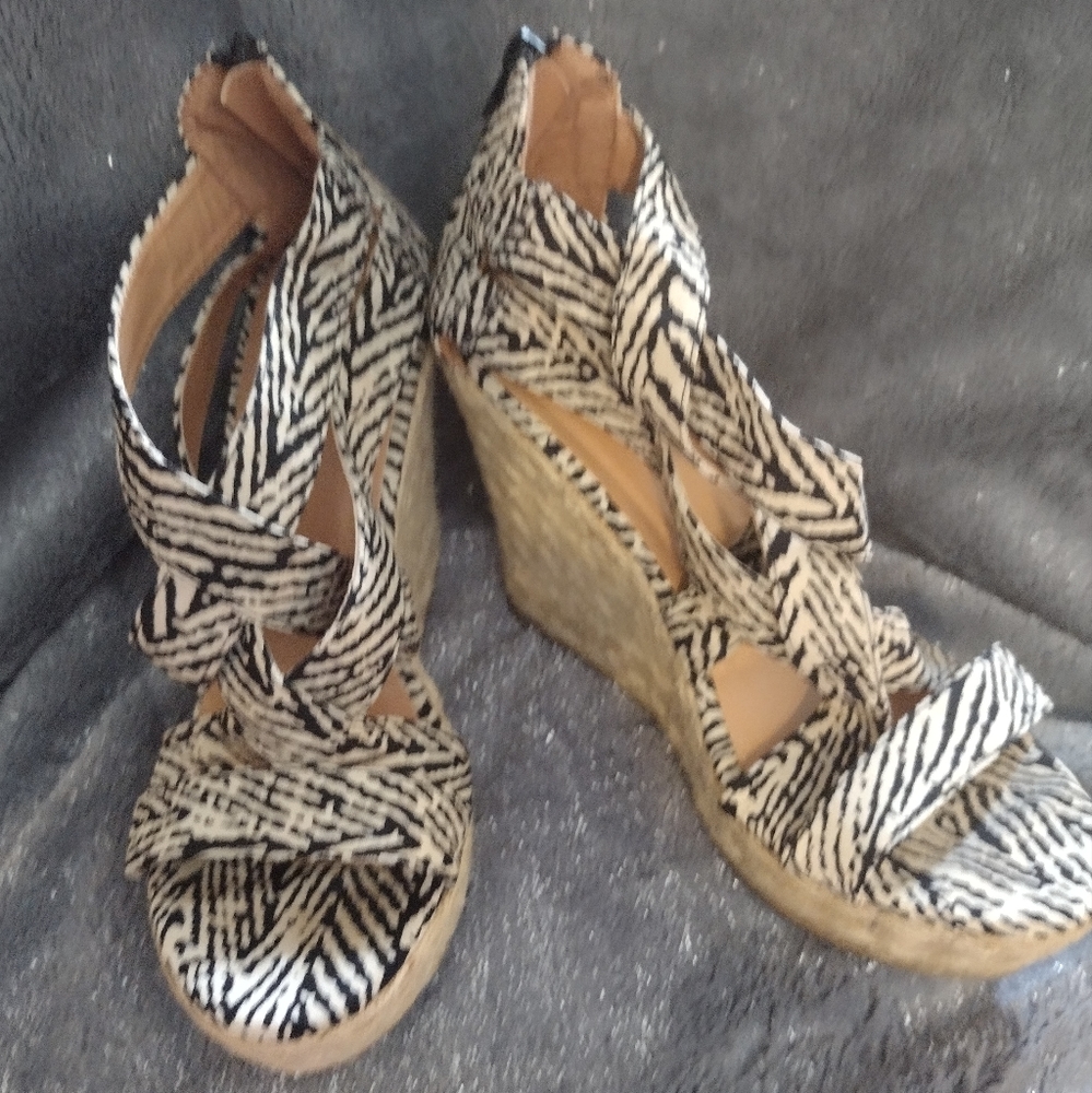 Size 9 Dots strappy wedge